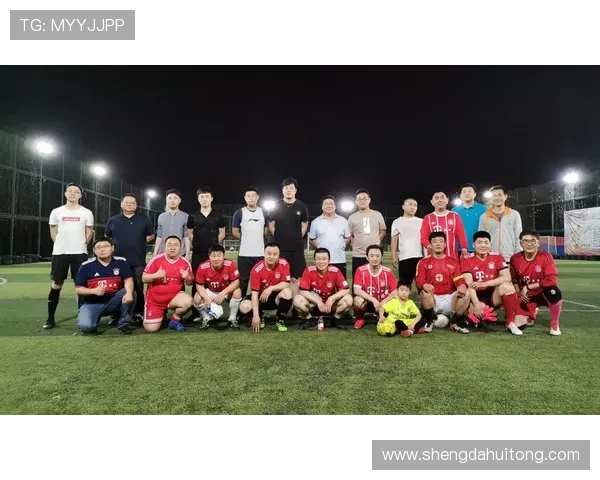 当绿茵场上的爱情邂逅足球明星的心动瞬间与甜蜜故事